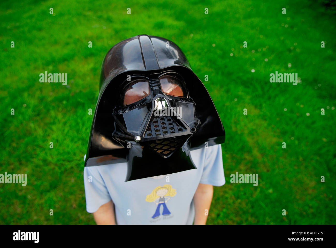 junge Mädchen tragen Darth Vader Maske Stockfoto