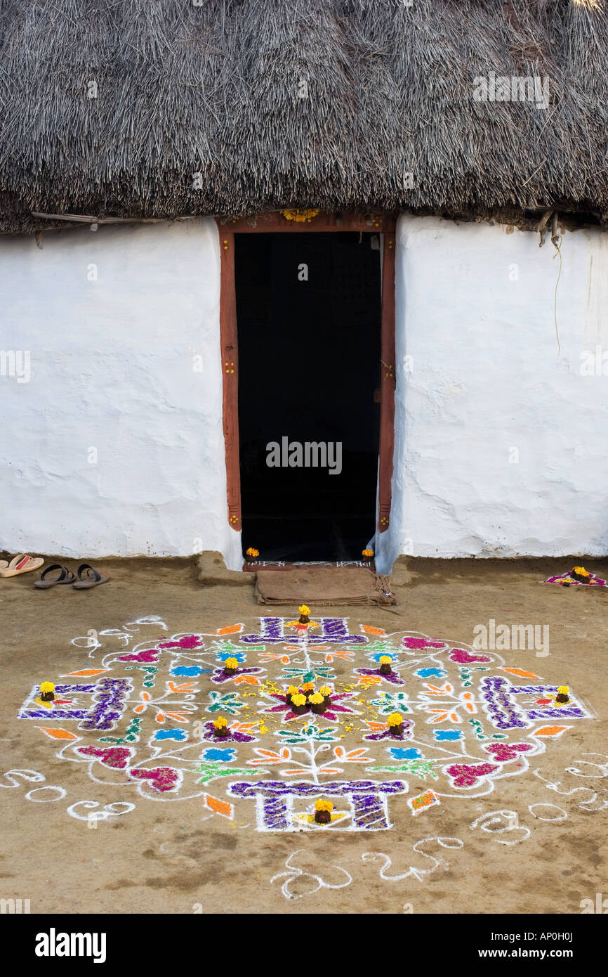 Rangoli Design mit Blumen und Kuhmist in einem indischen Straße verwendet das Hindu Festival der Pongal oder Sankranti zu feiern. Andhra Pradesh, Indien Stockfoto