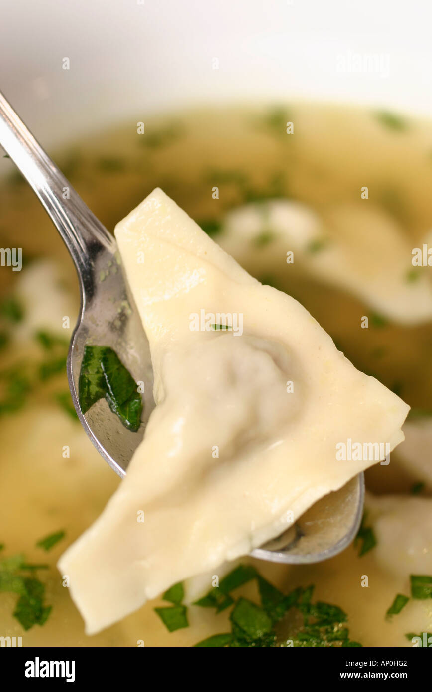 Kreplach der östlichen europäischen gefüllt Knödel in der Suppe Stockfoto