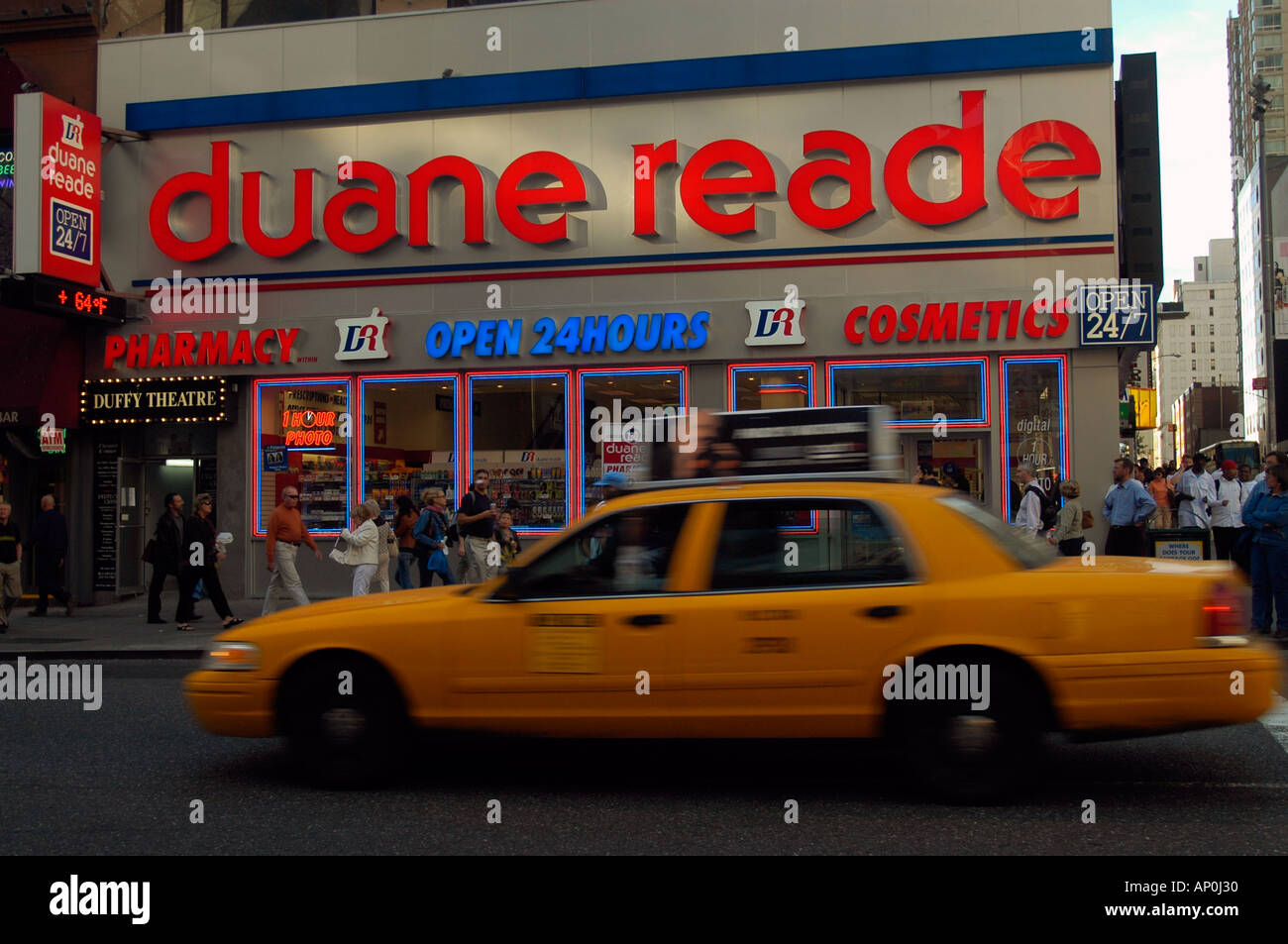 New York s favorite Drugstore Duane Reade West 50th Steet Duane Reade ist eine einheimische Kette mit Niederlassungen in den fünf Boroughs Stockfoto