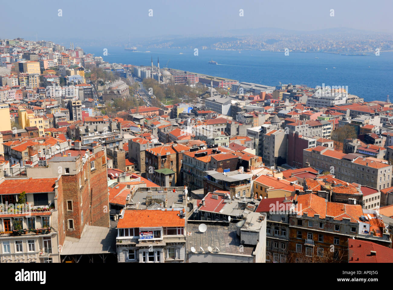 Blick vom Galata-Turm Blick entlang des Bosporus in Richtung der Bosporus-Brücke, Istanbul Türkei Stockfoto