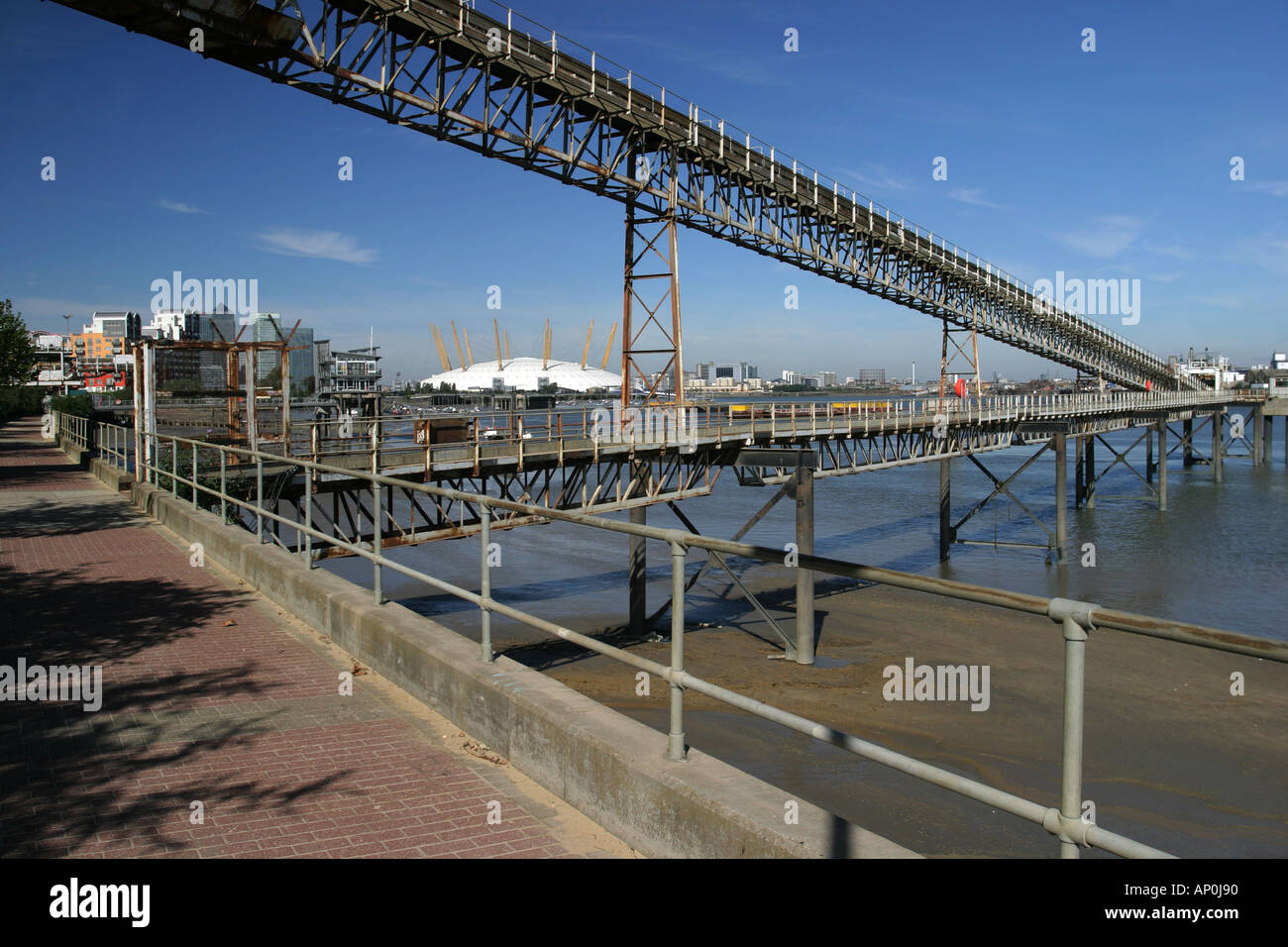Themse-Mündung industrielle Flussfront und Millenium Dome Stockfoto