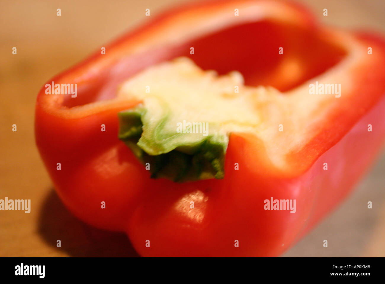 halbierte rote Paprika Stockfoto