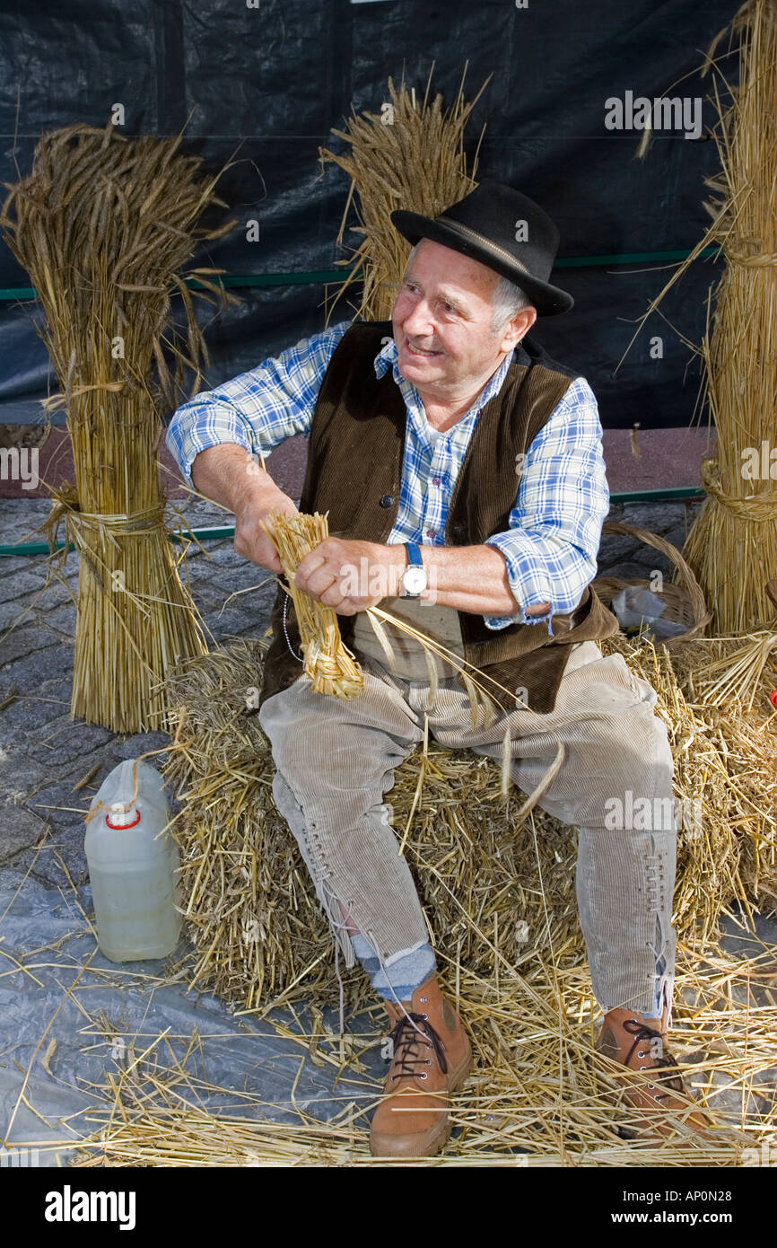 Französische Handwerker Pfeife zu traditionellen Stroh Boot Buben Apfelwein Fete Caudebec En Caux Fluss Seine Lillebonne Frankreich Stockfoto