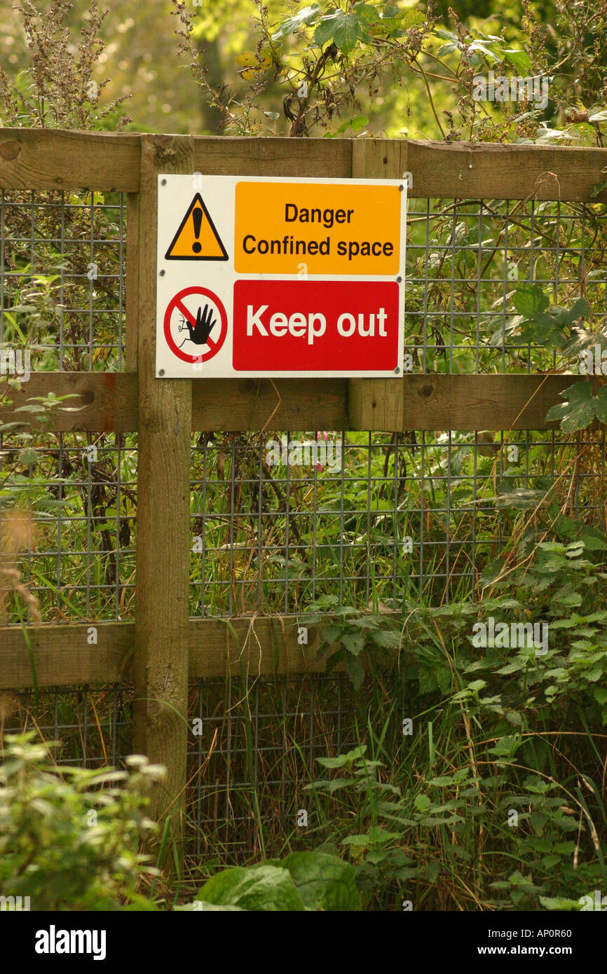 Achtung Schild Gefahr fernzuhalten auf engstem Raum Stockfoto