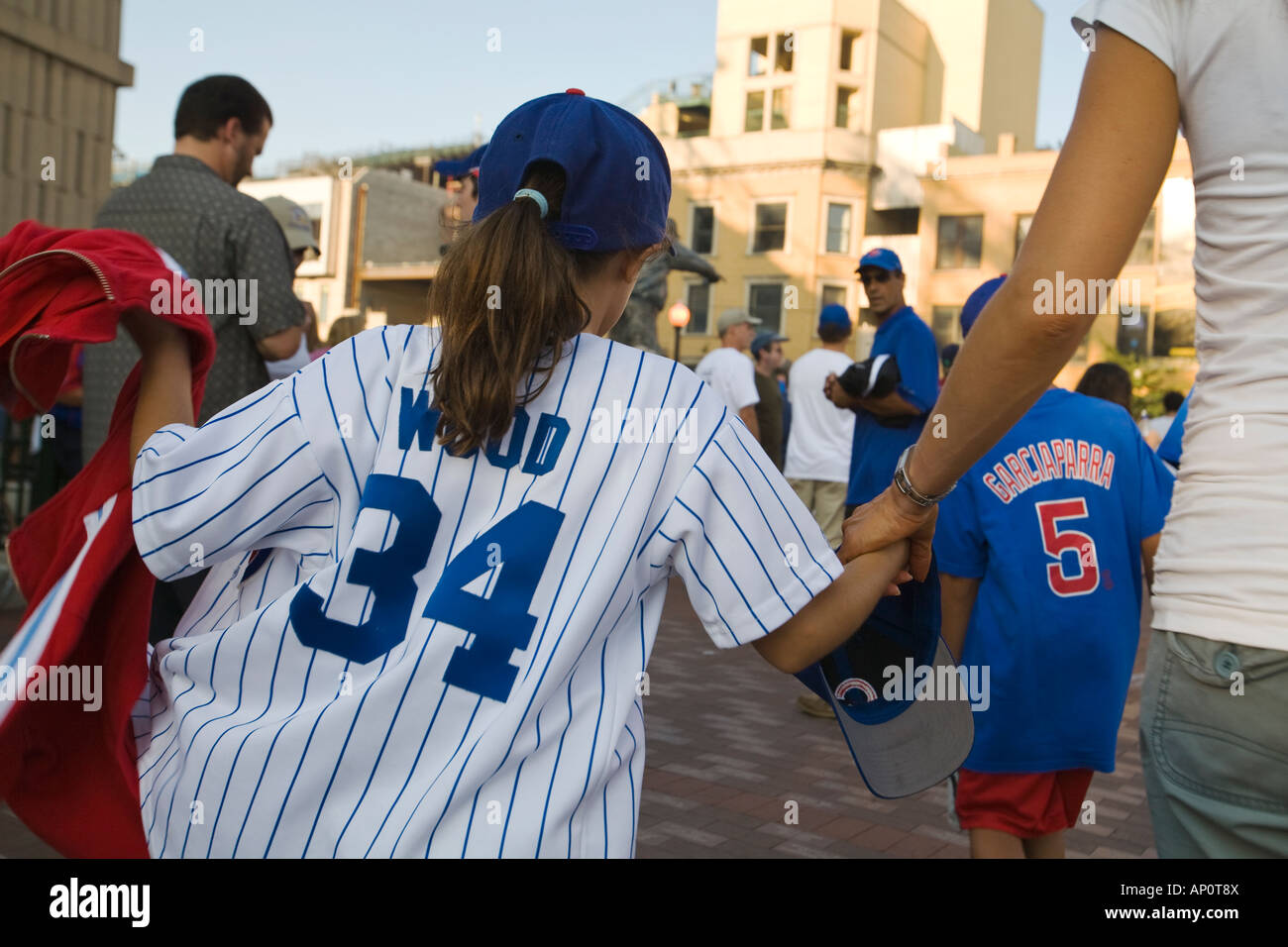 ILLINOIS-Chicago-Mädchen mit Holz Baseball Trikot halten Mütter Hand Wrigley Field für Spiel zu Stockfoto