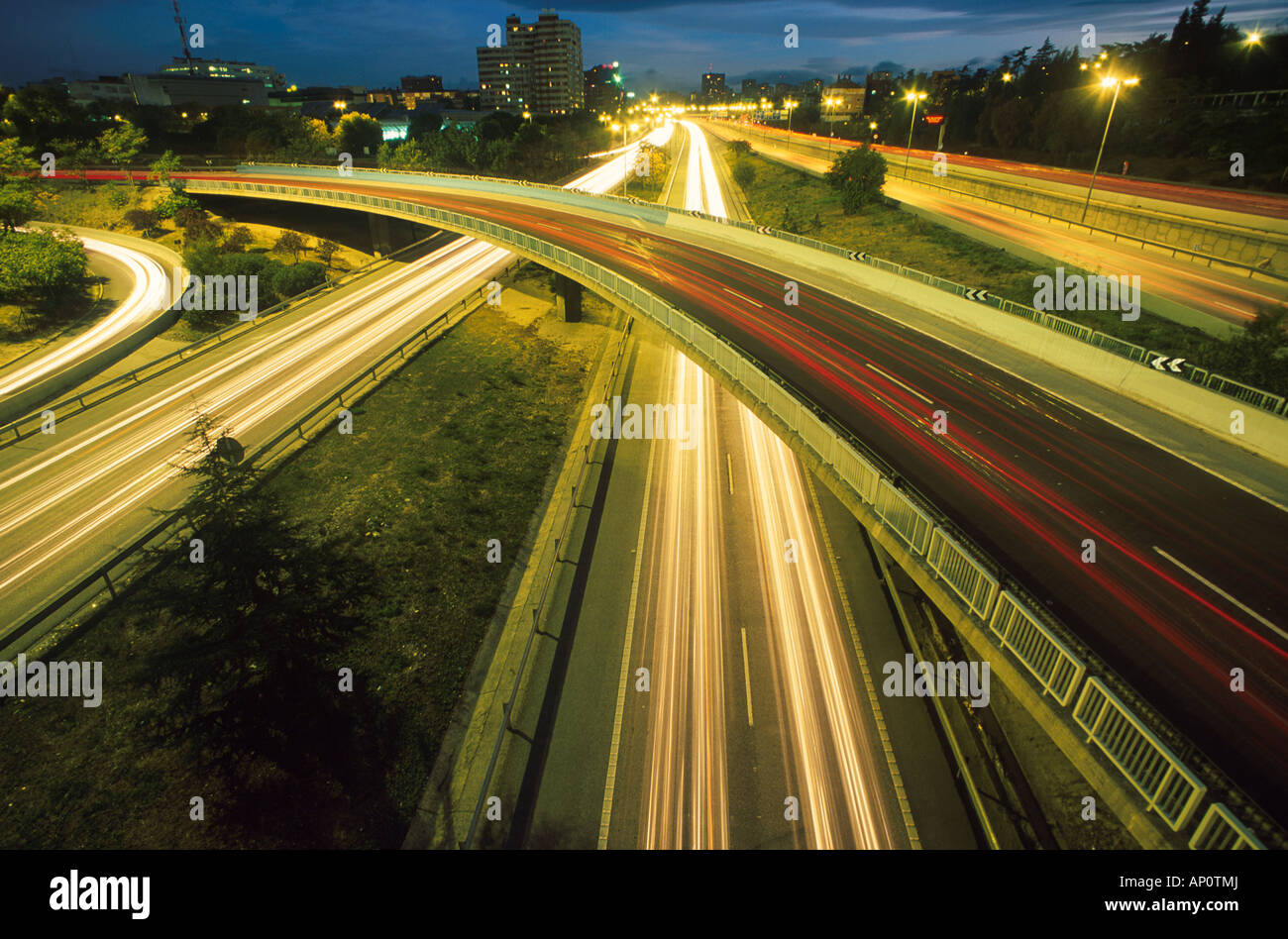 Leuchtende Spuren, Bewegungsunschärfe von Autoscheinwerfern, Stadtautobahn M30, Madrid, Spanien Stockfoto