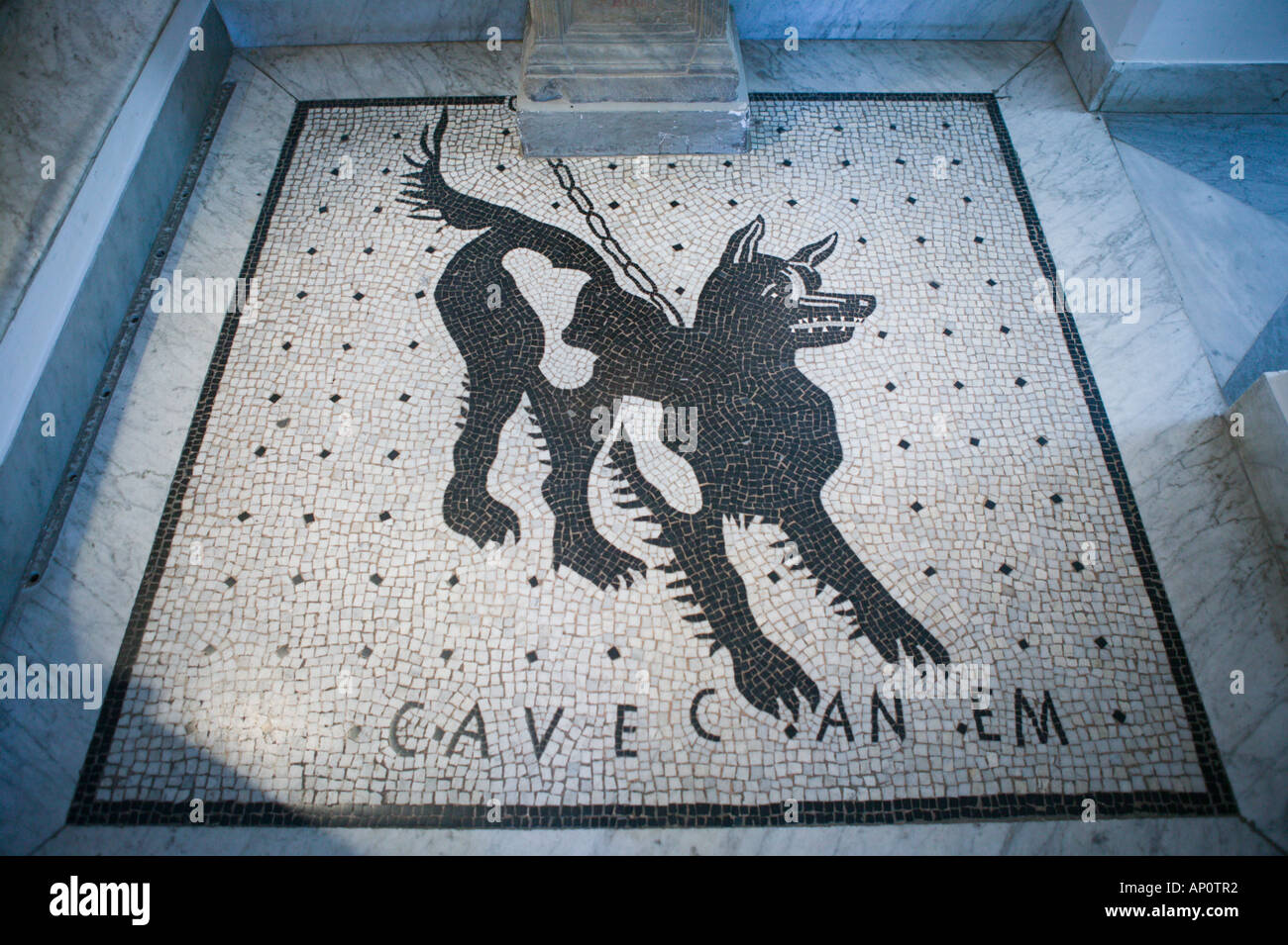 Italien, Kampanien, CAPRI und ANACAPRI. Villa San Michele, ehemalige Heimat von Dr. Axel MuntheCave Canem, Beware of Dogs in lateinischer Sprache! Stockfoto Italien, Kampanien, CAPRI und ANACAPRI. Villa San Michele, ehemalige Heimat von Dr. Axel MuntheCave Canem, Beware of Dogs in lateinischer Sprache! Stockfoto