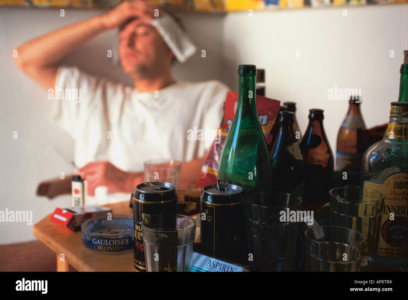 Junger Mann mit Kater nach Alkoholgenuss Stockfoto