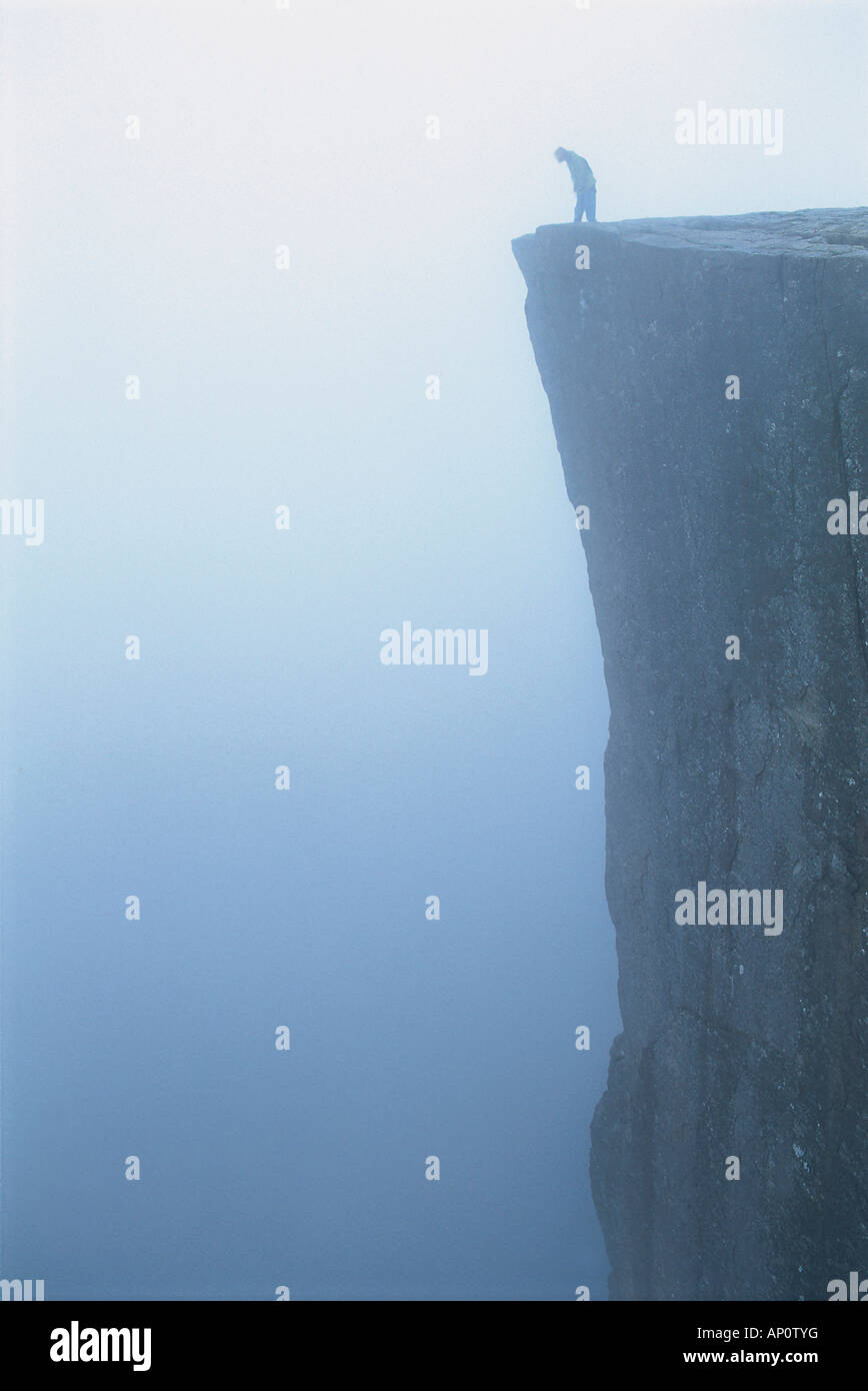 Person, die auf einen Abgrund, Stavanger Rogaland, Norwegen Stockfoto