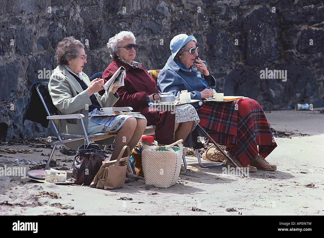 Alte Frauen am Strand, Porthmadog, Wales, Vereinigtes Königreich Stockfoto