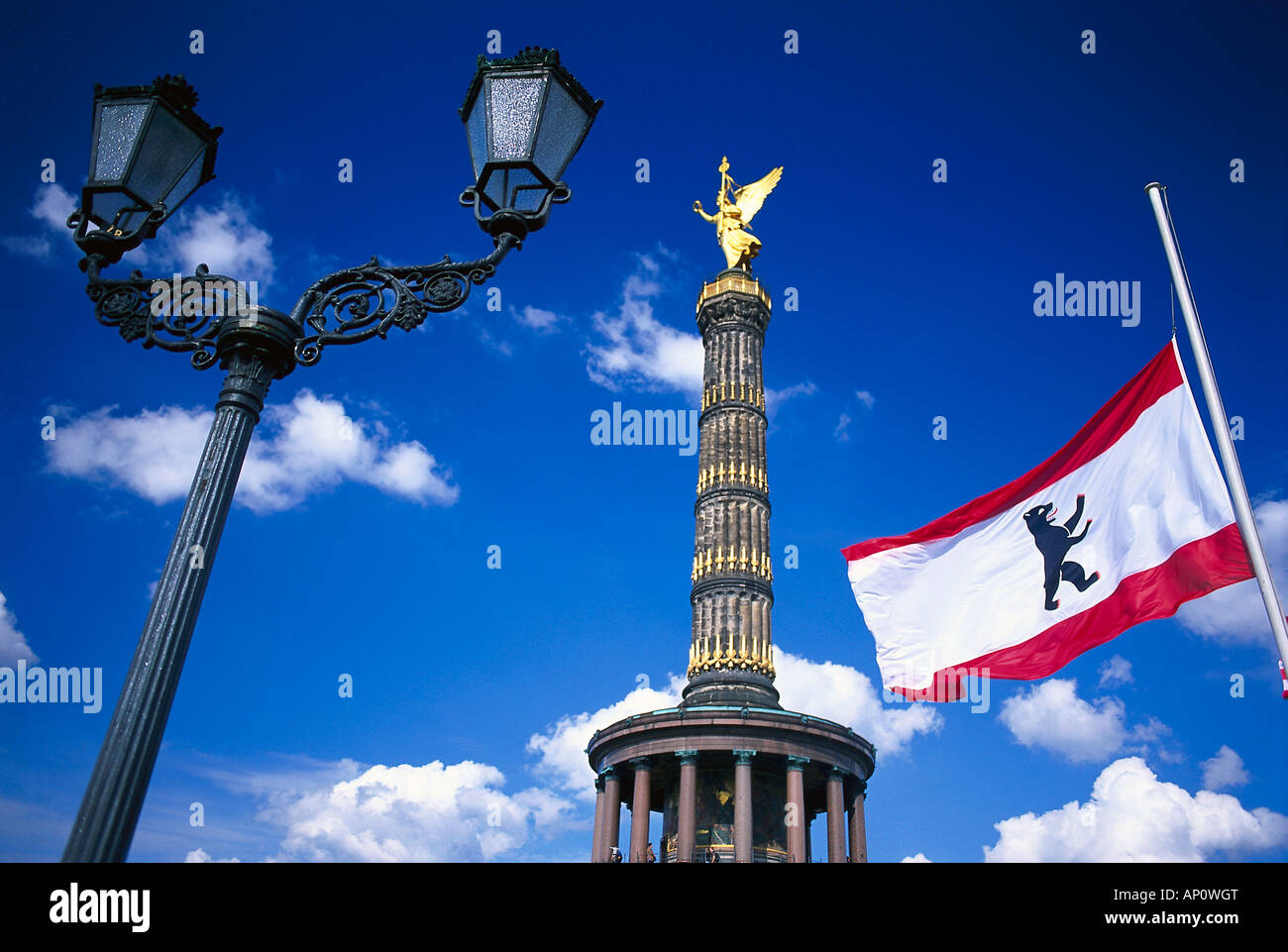 Siegessaeule und Berlin Flagge, Tiergarten, Berlin, Deutschland Stockfoto