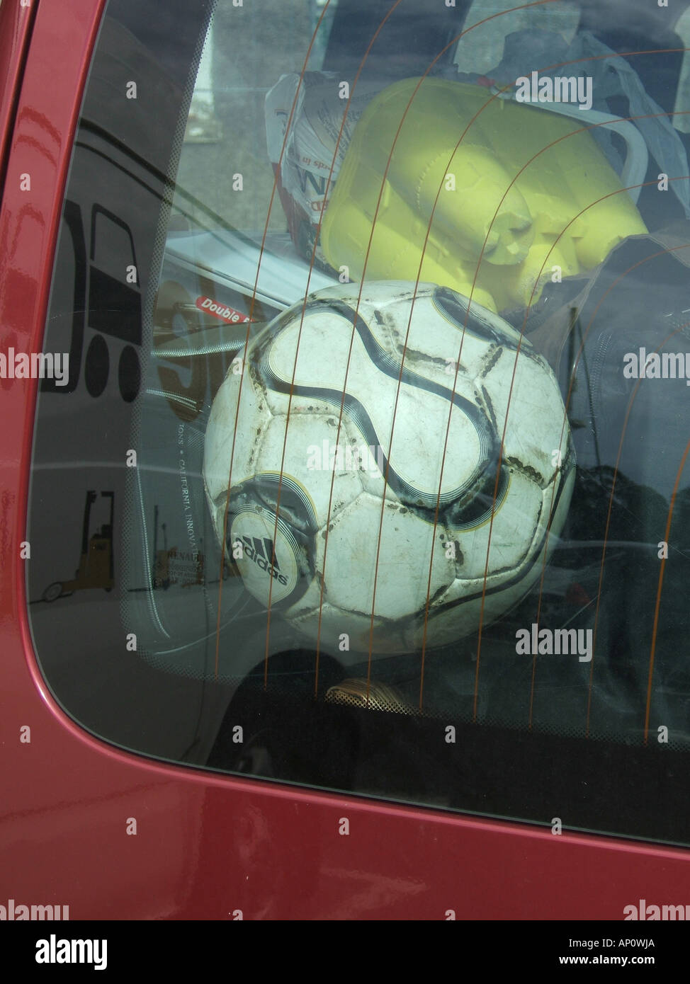 ein Fußball in Autofenster Stockfoto