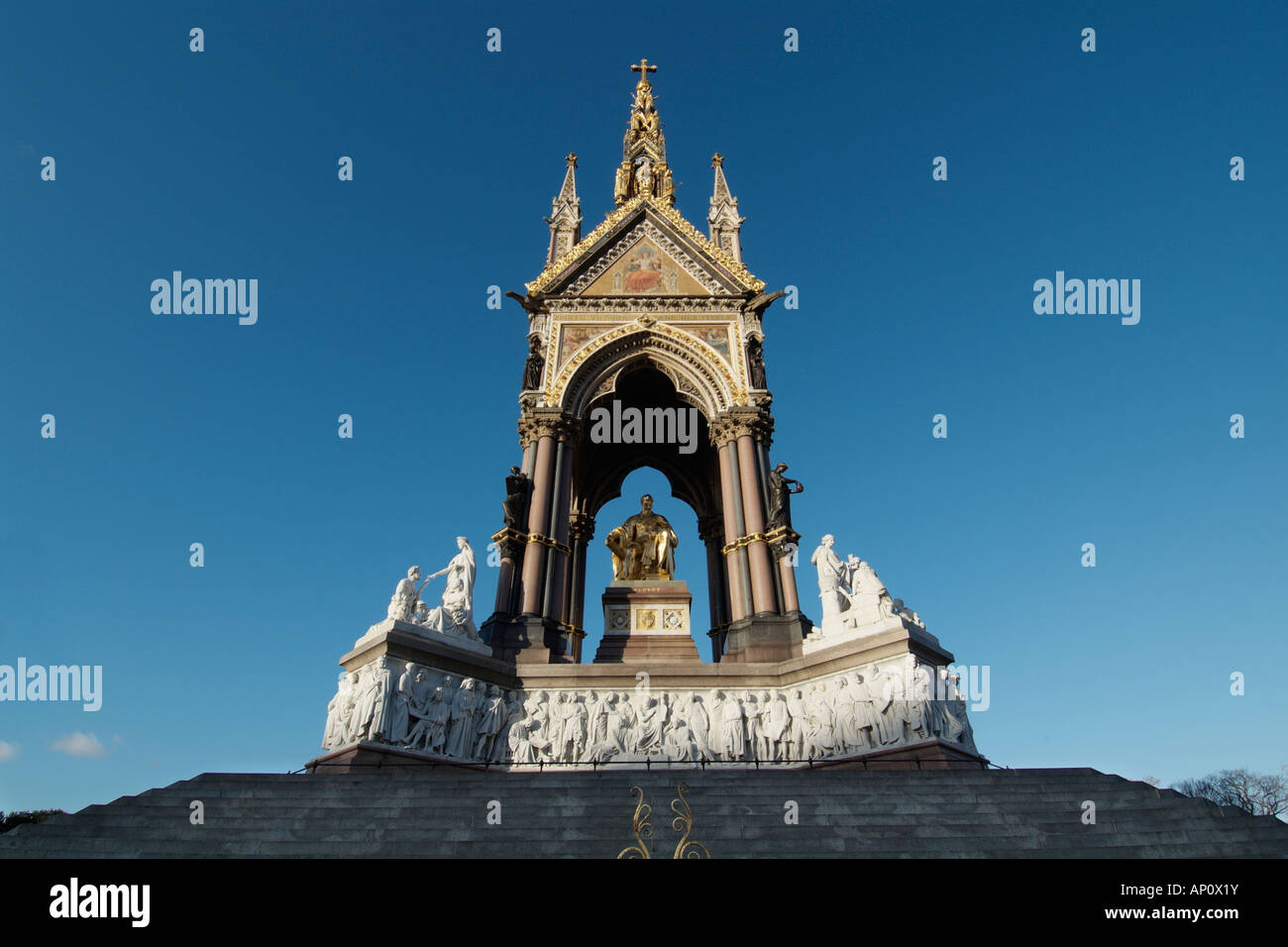 Prinz Albert Memorial Hyde Park Kensington Gardens London Hauptstadt renoviert wiederhergestellt Reguilded Gold UK-Vereinigtes Königreich-Engl Stockfoto