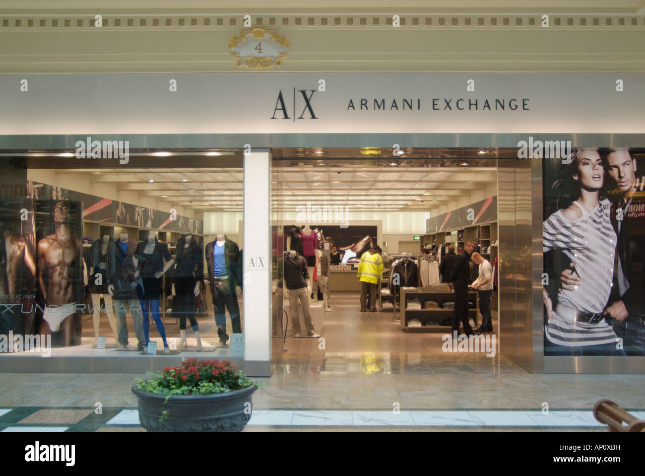 A/X Armani Exchange Mann Männer männlich Frauen weibliche Damen Mädchen Kleidung Kleid Jacke Hose Hemd Bluse Kleid Top Einkaufszentrum Trafford Centre M Stockfoto