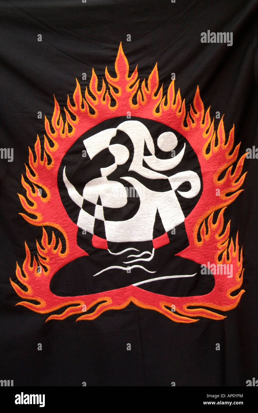 Tibet tibetische Nepal Nepal Indien indischer Stoff Tuch Material Appliqué Flamme Symbol Feuer sitzenden Yoga Haltung Lotus meditieren bu Stockfoto