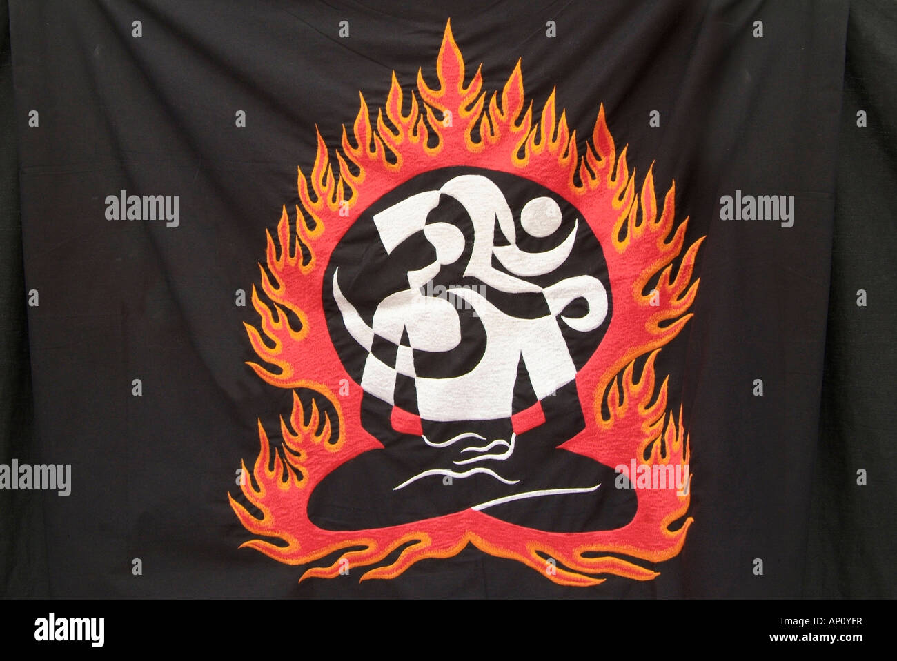 Tibet tibetische Nepal Nepal Indien indischer Stoff Tuch Material Appliqué Flamme Symbol Feuer sitzenden Yoga Haltung Lotus meditieren bu Stockfoto