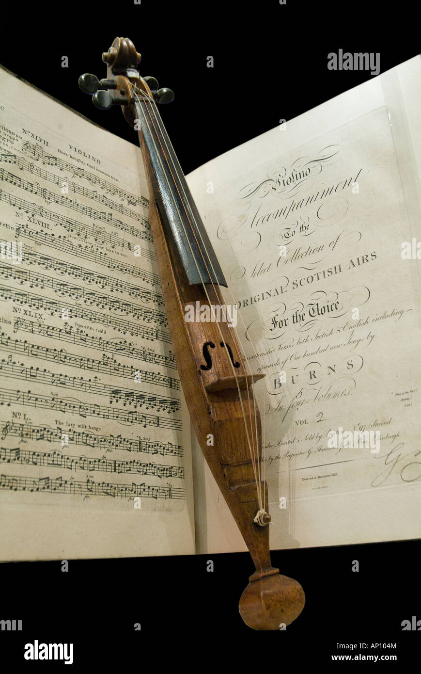 frühe Zeichenfolge Geige antike Musikinstrument 4 vier Noten Musiknotation verbrennt Holz Ebenholz Katzendarm Scot schottischen Scotlan Stockfoto