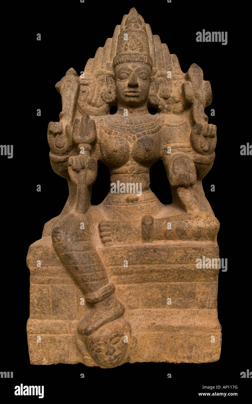 Mahakali Granit Süd Indien Ende Vijayanagar Stil 17. Jahrhundert n. Chr. heftige Göttin verbunden mit Tod sitzt mit Fuß auf Kopf o Stockfoto