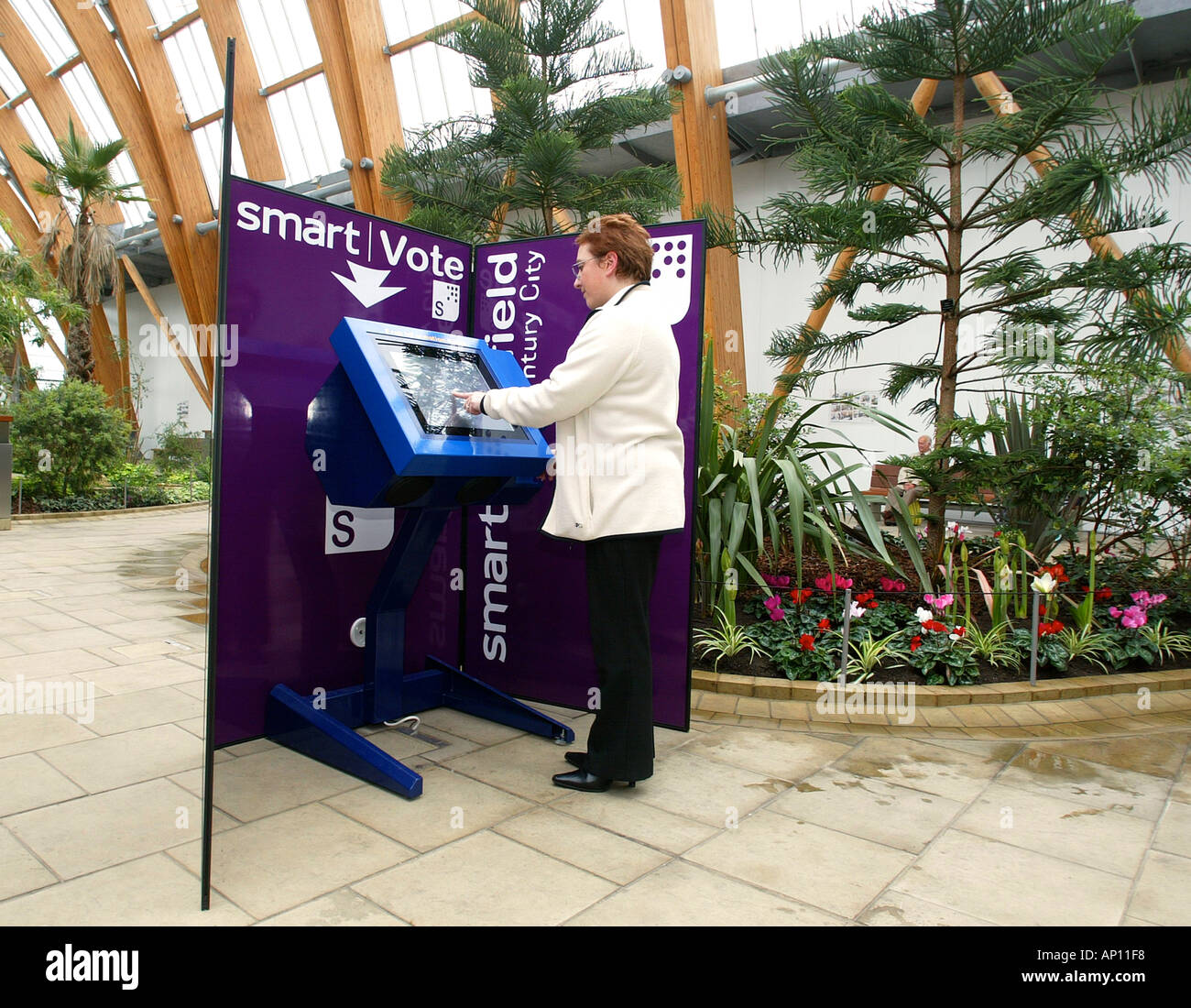 Frau mit der Online-Abstimmung-Info-Stand in den Wintergärten Sheffield South Yorkshire Stockfoto