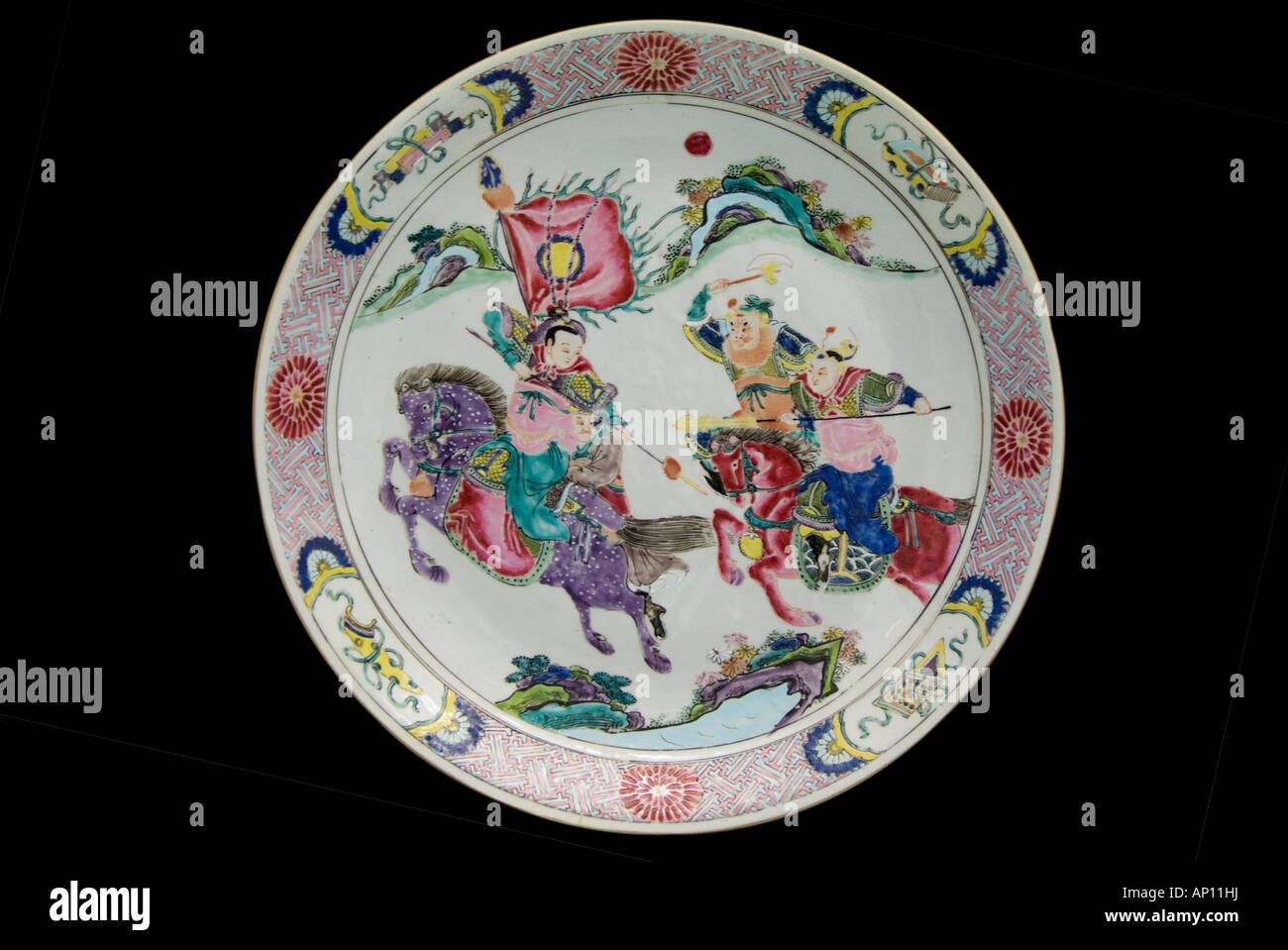 Porzellan Keramik-Platte Pferd zurück Krieger Banner Galopp laufen Krieg Kriegsführung Chase chinesische Wolke Blumengarten Mandschu-Dynastie Stockfoto Porzellan Keramik-Platte Pferd zurück Krieger Banner Galopp laufen Krieg Kriegsführung Chase chinesische Wolke Blumengarten Mandschu-Dynastie Stockfoto