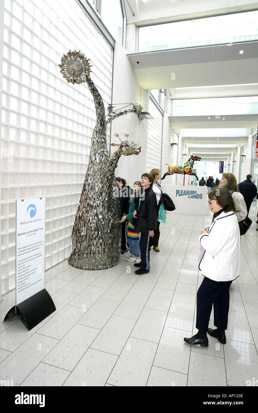 Die Millennium Galleries in Sheffield mit Skulptur von Johnny White genannt Barking auf den rechten Baum Stockfoto