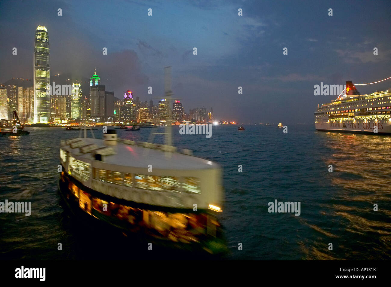 Star Ferry, Nacht Skyline von Hong Kong Island, China Stockfoto