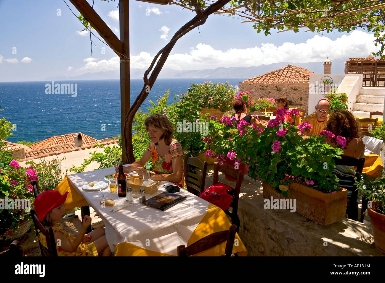 Restaurant im mittelalterlichen Dorf Monemvasia, Lakonia, Peloponnes, Griechenland Stockfoto