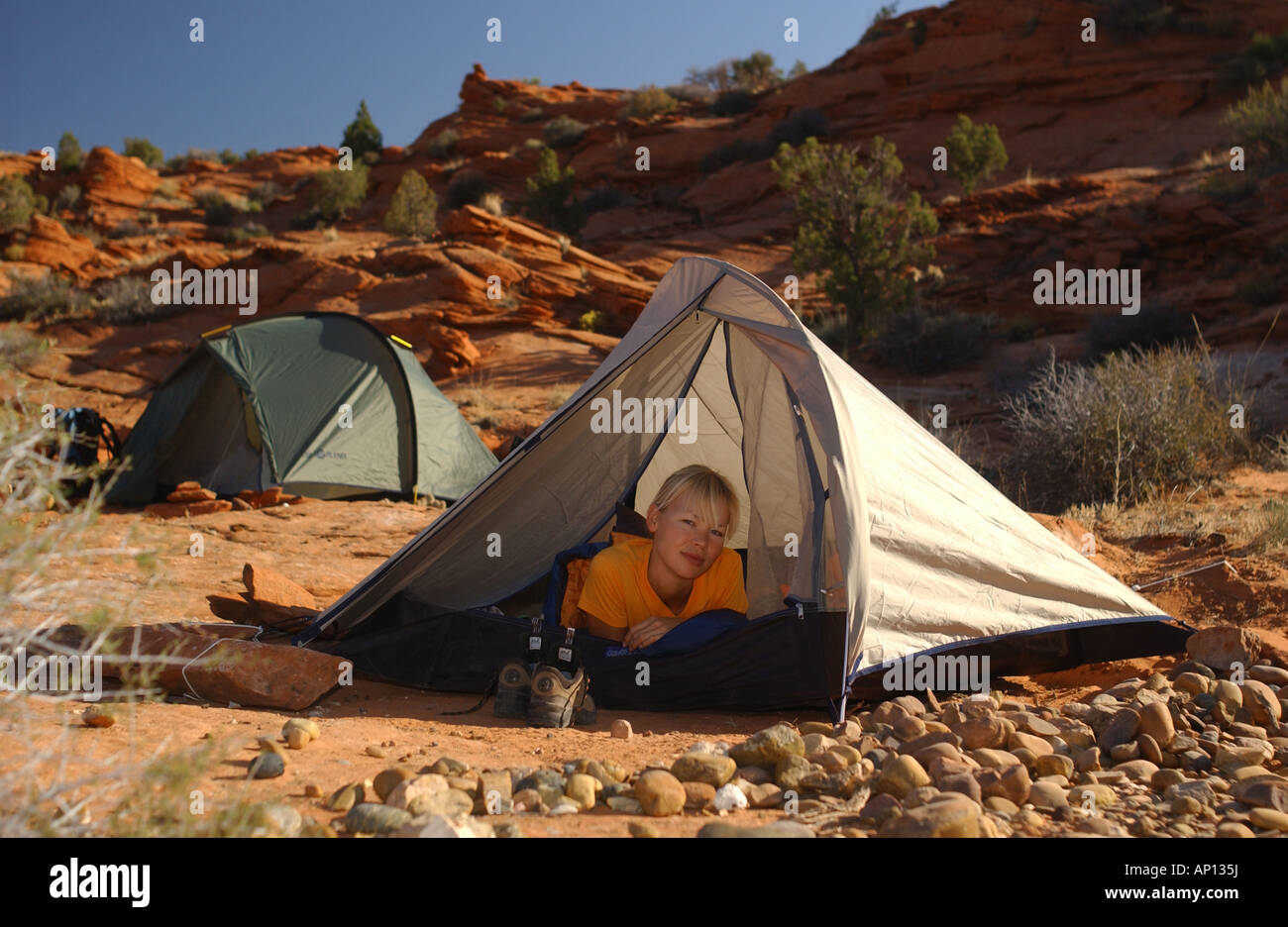 Frau camping am Lake Powell, Arizona, Utah, USA Stockfoto