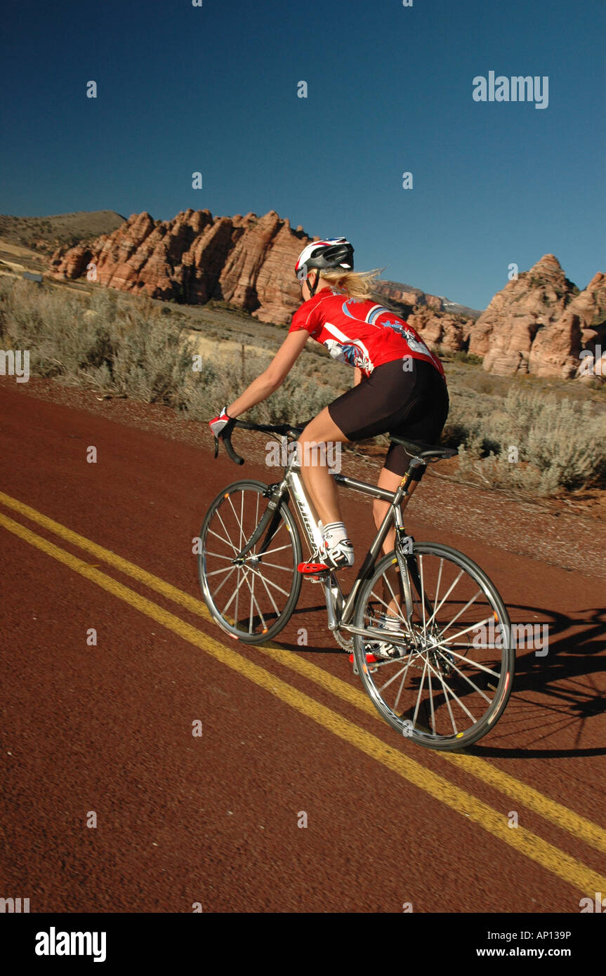 Frau auf dem Rennrad durch den Zion National Park, Springdale, Utah, USA Stockfoto