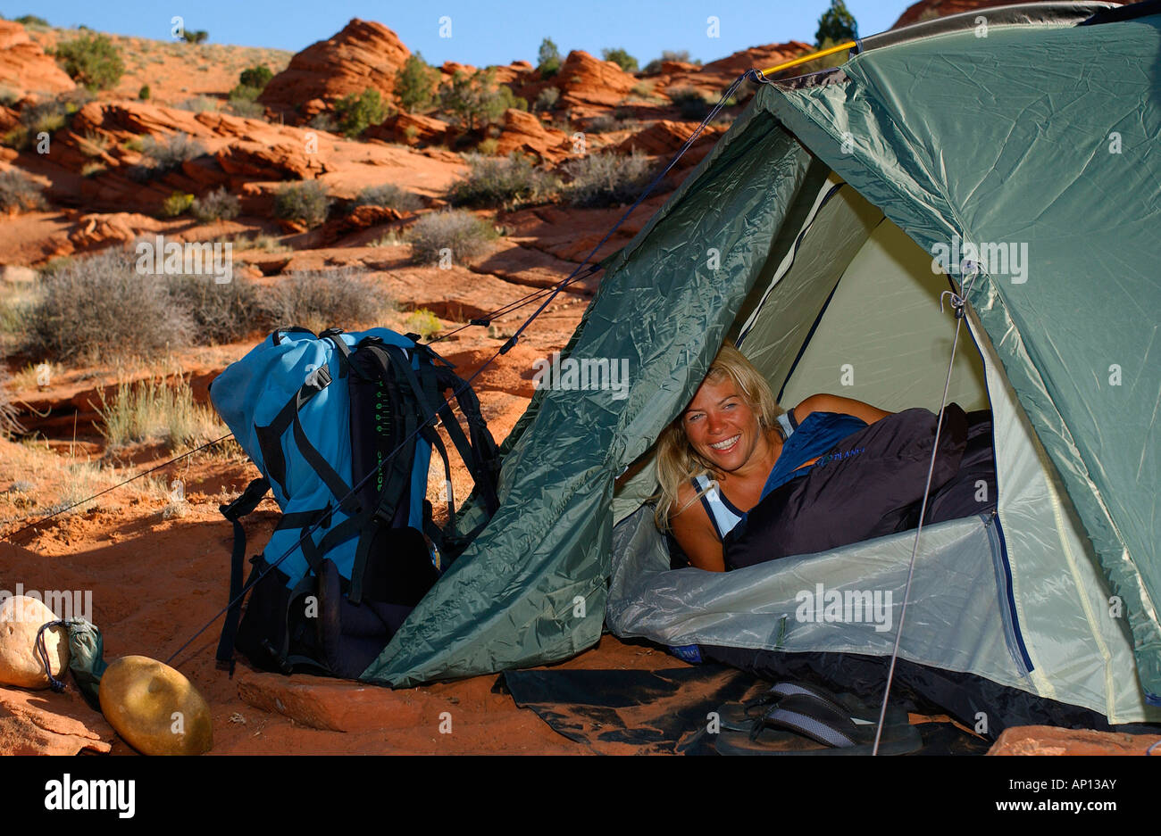 Frau, camping, Arizona, USA Stockfoto