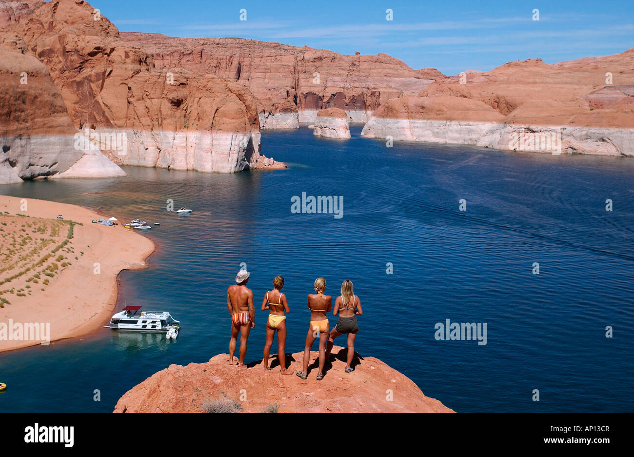 Touristen, die mit Blick auf Lake Powell, Arizona, USA Stockfoto