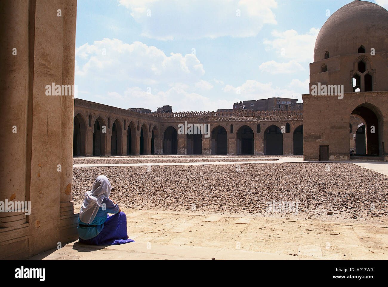Frau vor Ibn Talun Moschee, Kairo, Ägypten Stockfoto