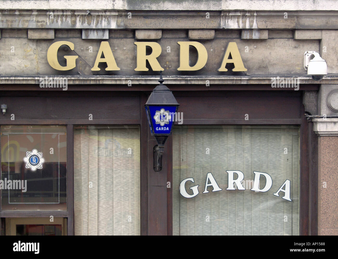 Upper O'Connell Street, Dublin, Gardasee Zeichen und Logos, dorischen Holz Pier mit blauer Laterne, rosa Granit palister auf der Vorderseite der Räumlichkeiten, Stockfoto