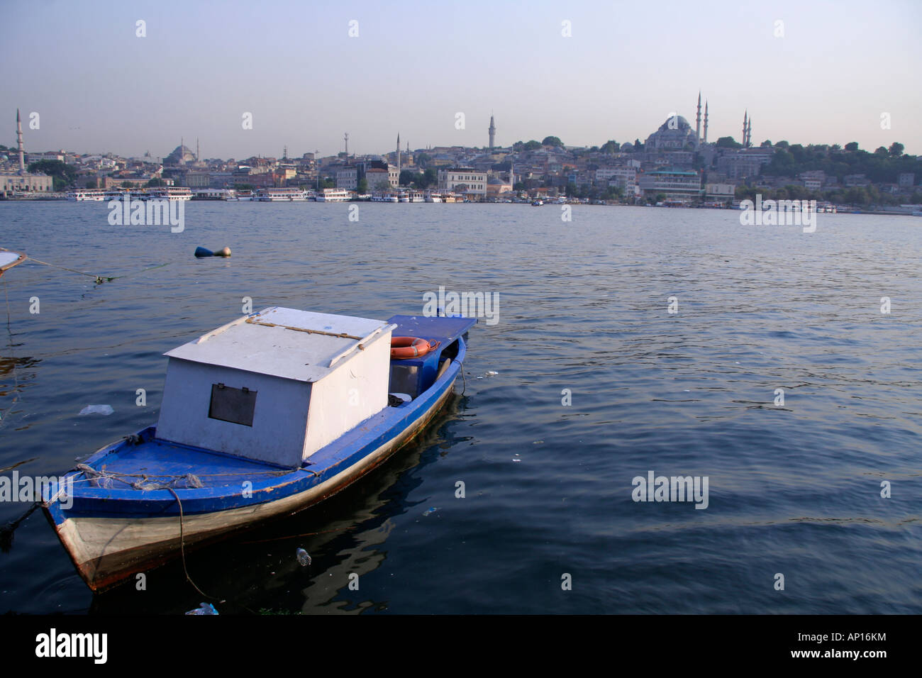alten Fischerbooten am Bosporus Hafen Istanbul Türkei Stockfoto
