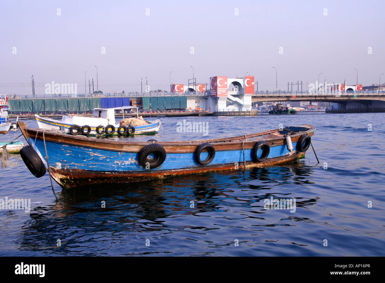 alten Fischerbooten am Bosporus Hafen Istanbul Türkei Stockfoto