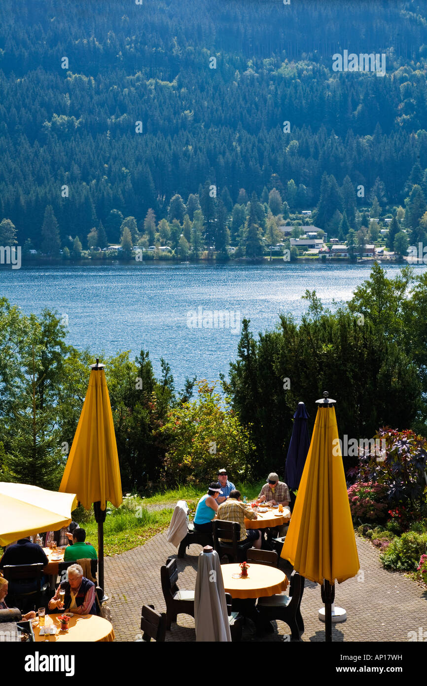 MIT BLICK AUF SEE TITISEE DEUTSCHLAND MIT RESTAURANT TISCHE IM VORDERGRUND UND SEE DARÜBER HINAUS Stockfoto