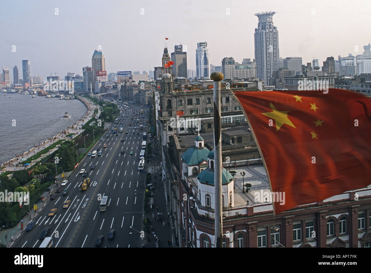 Bund, Huangpu-Fluss und Flagge, Uferpromenade, der Bund, Shanghai Prachtbauten, VRC-Flagge, aus: "Mythos Shanghai", Shanghai, Sa Stockfoto