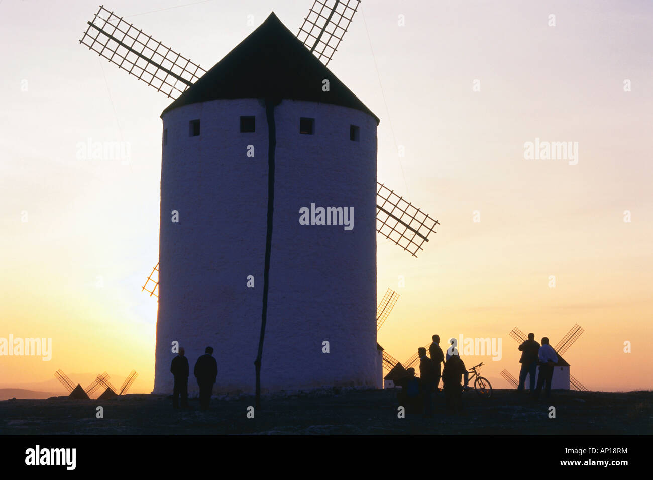 Windmühlen bei Sonnenuntergang, Campo de Criptana, Provinz Ciudad Real, Castilla-La Mancha, Spanien Stockfoto