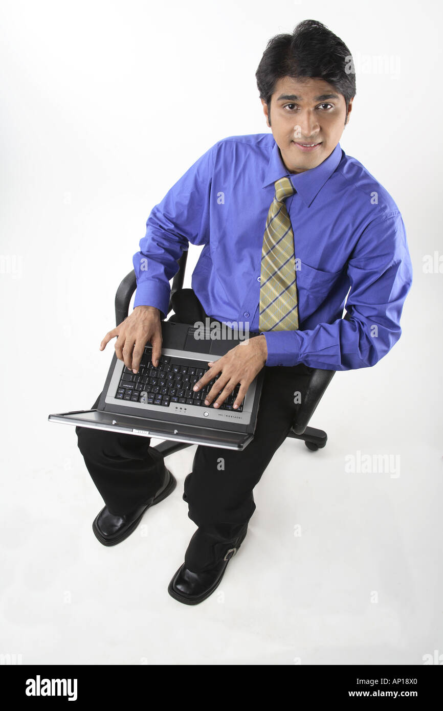 ANG200061 Executive ruht auf einem Stuhl-Laptop auf dem Schoß Stockfoto