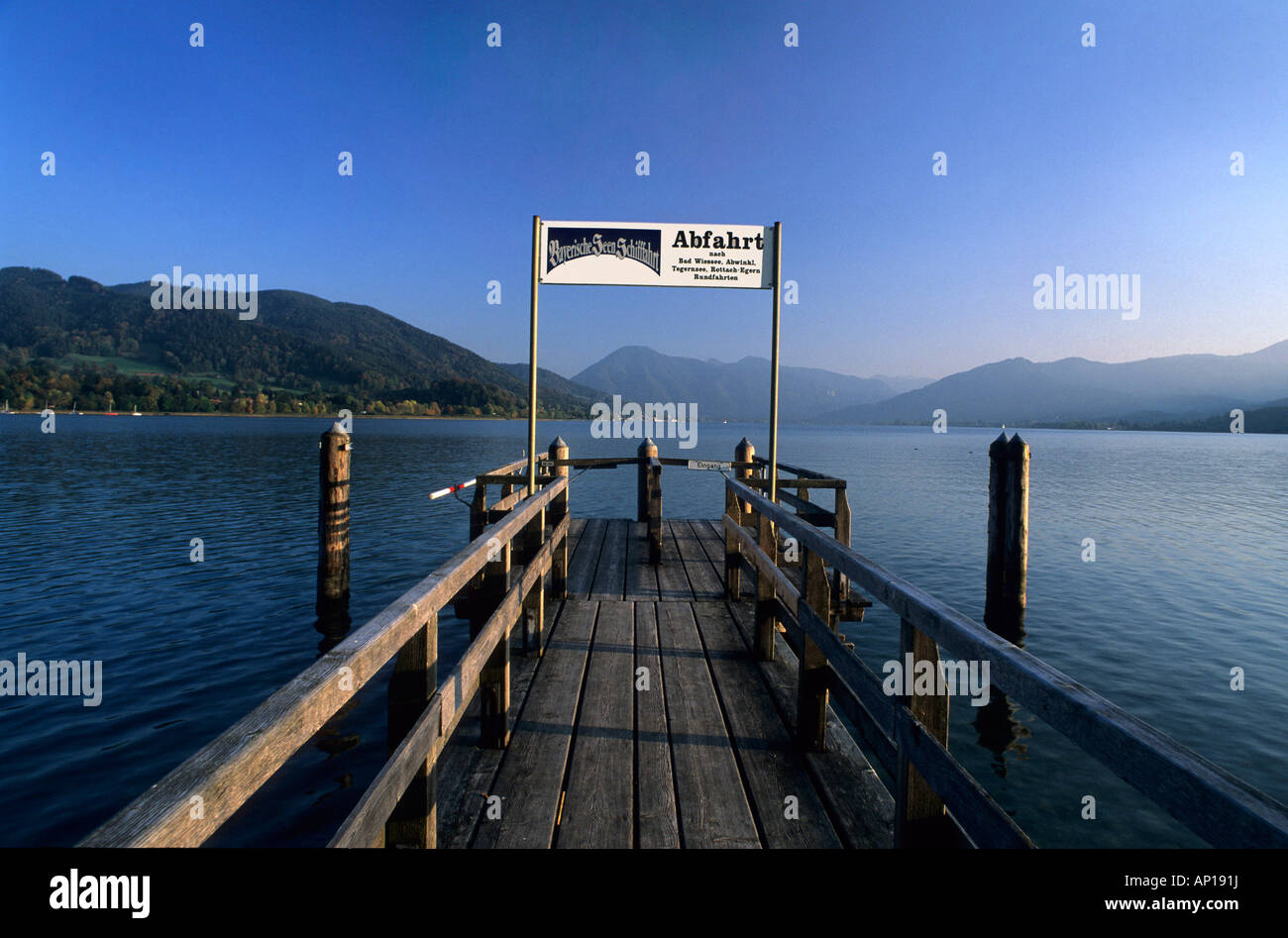 Versand Pier in Gmund am Tegernsee, Blick zum Wallberg und Setzberg, Bayerische Alpen, Upper Bavaria, Bavaria, Germany Stockfoto