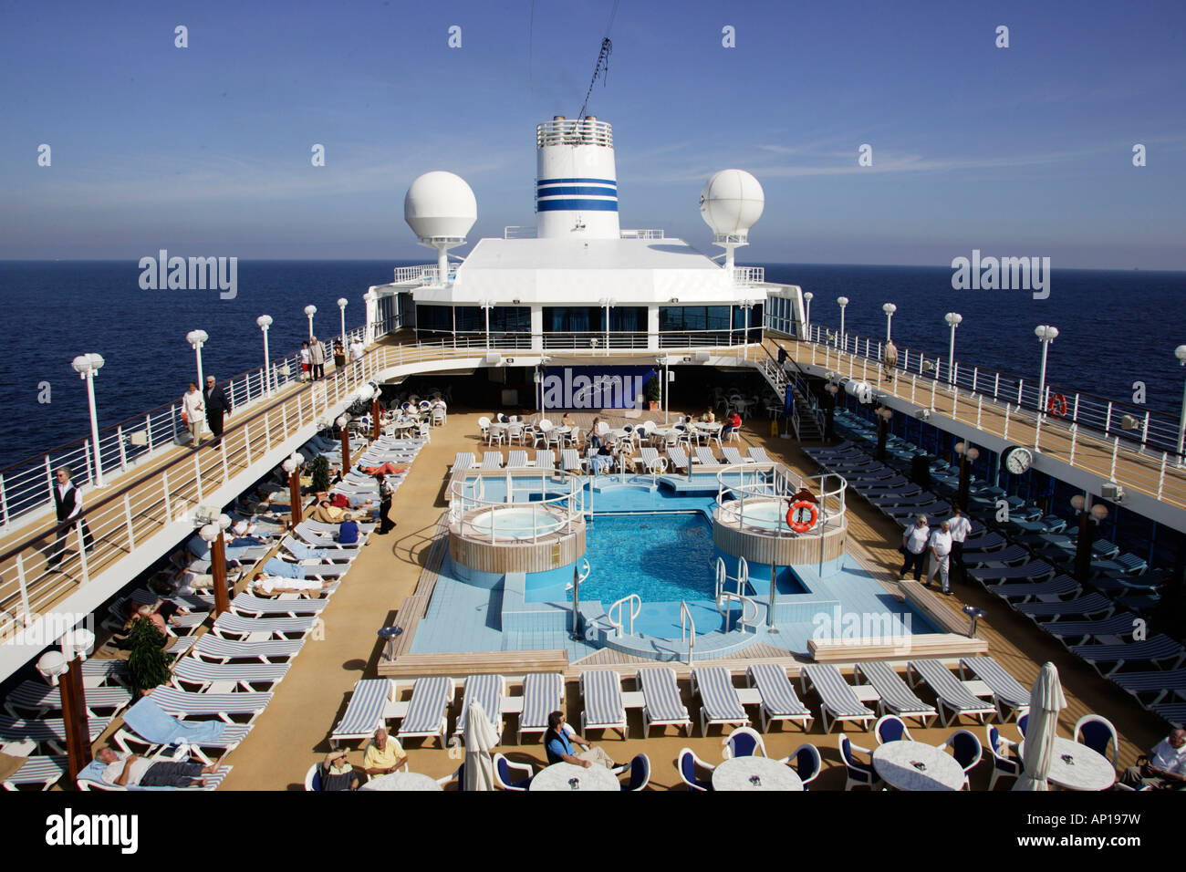 Sonnendeck, Liegestuhl, Schwimmbad, Kreuzfahrt Schiff MS Delphin Renaissance, Kreuzfahrt Bremerhaven, Südengland, England Stockfoto
