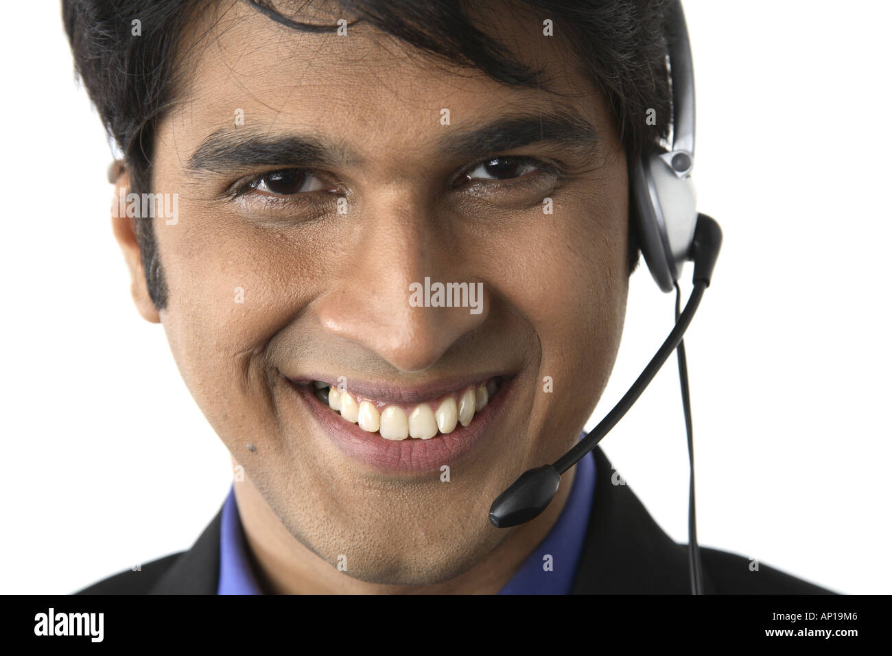 Mann mit Mikrofon und Kopfhörer auf weißem Hintergrund Stockfoto