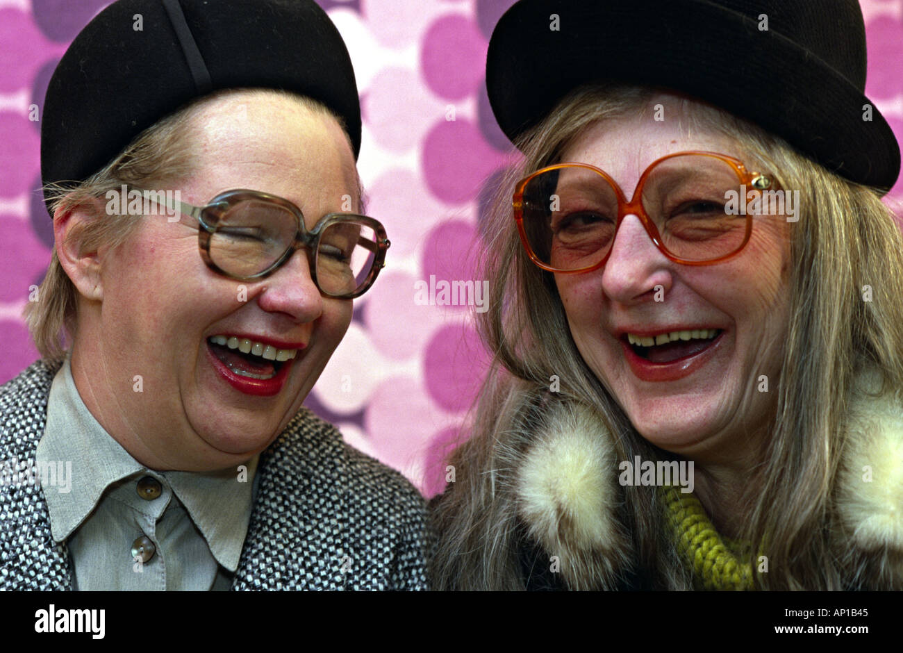 Zwo alte Frauen Spaß Stockfoto