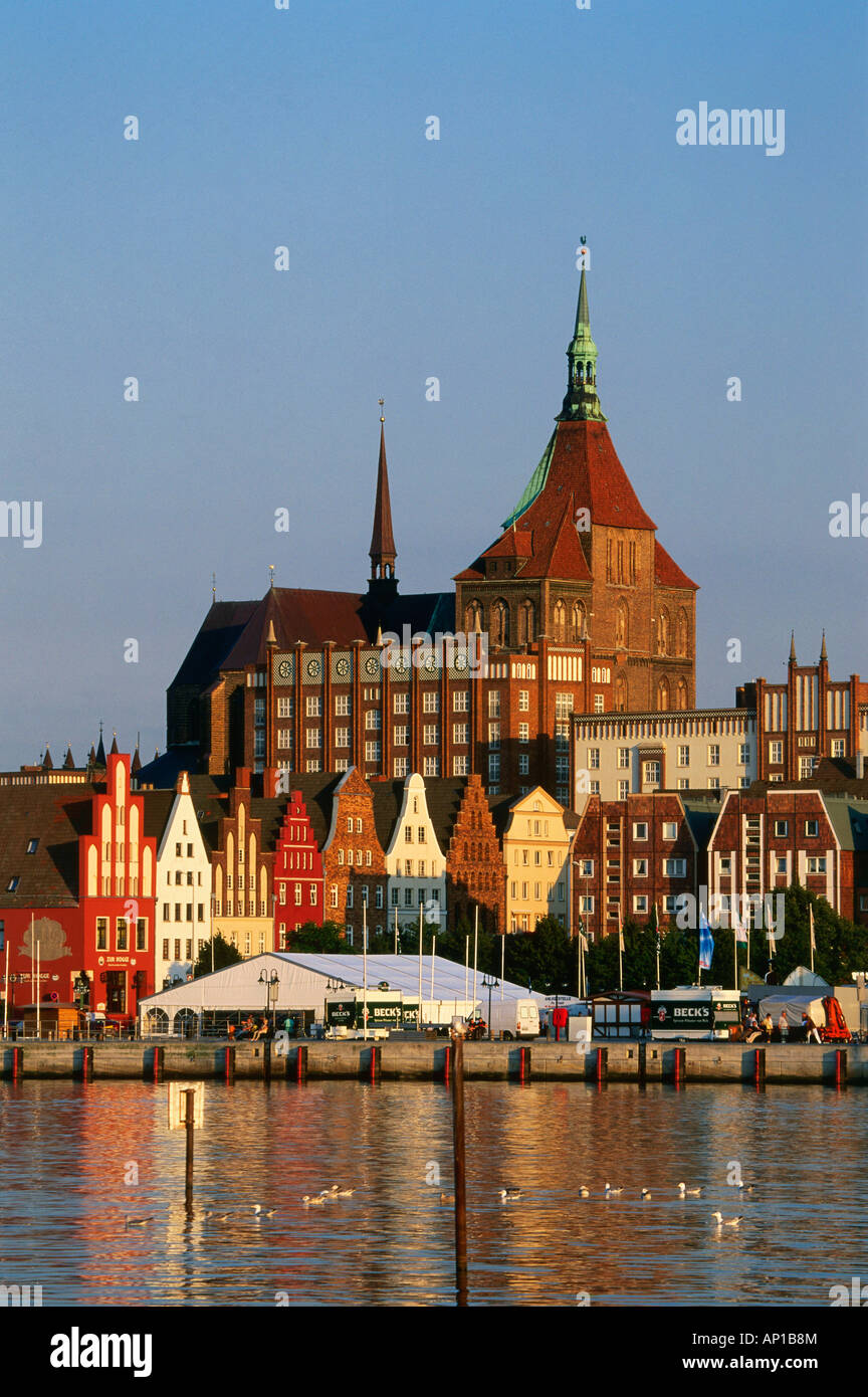 Marienkirche und Häuser der Wokrenter Straße, Rostock, Schleswig-Holstein, Deutschland, Europa Stockfoto