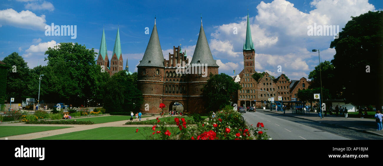 Holstentor mit Frauenkirche und St. Petri, Lübeck, Schleswig-Holstein, Deutschland, Europa Stockfoto