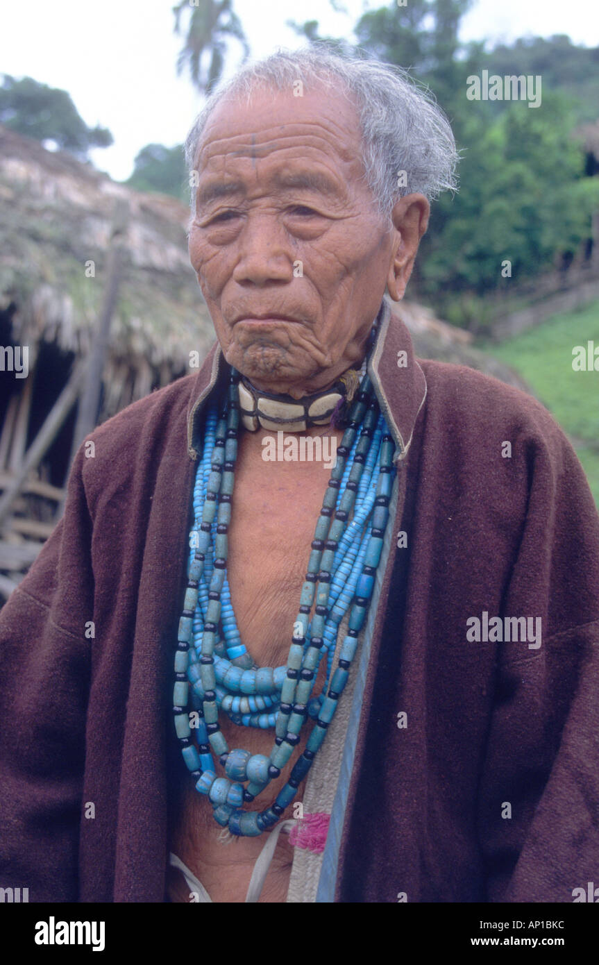 Mignon Adi Stammesangehörigen in Arunachal Pradesh, N.E. Indien tragen traditionell spektakuläre türkise Halsketten Stockfoto