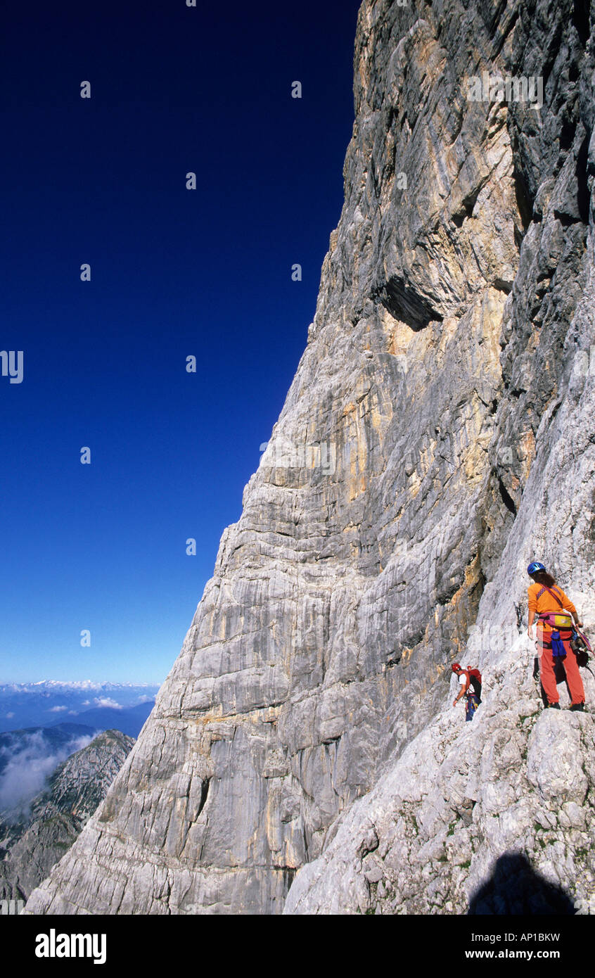 Bergsteiger auf der Südseite des Dachstein, Steiner Weg, Dachstein Reichweite, Steiermark, Österreich Stockfoto