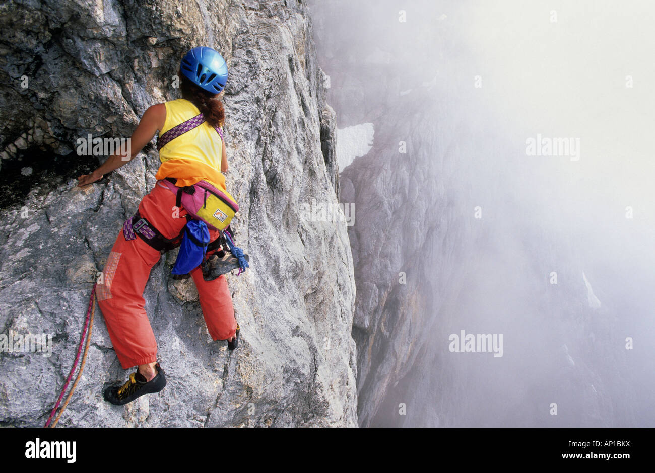 Bergsteiger auf der Südseite des Dachstein, Steiner Ledge, Steiner Weg, Dachstein-Sortiment, Steiermark, Österreich Stockfoto