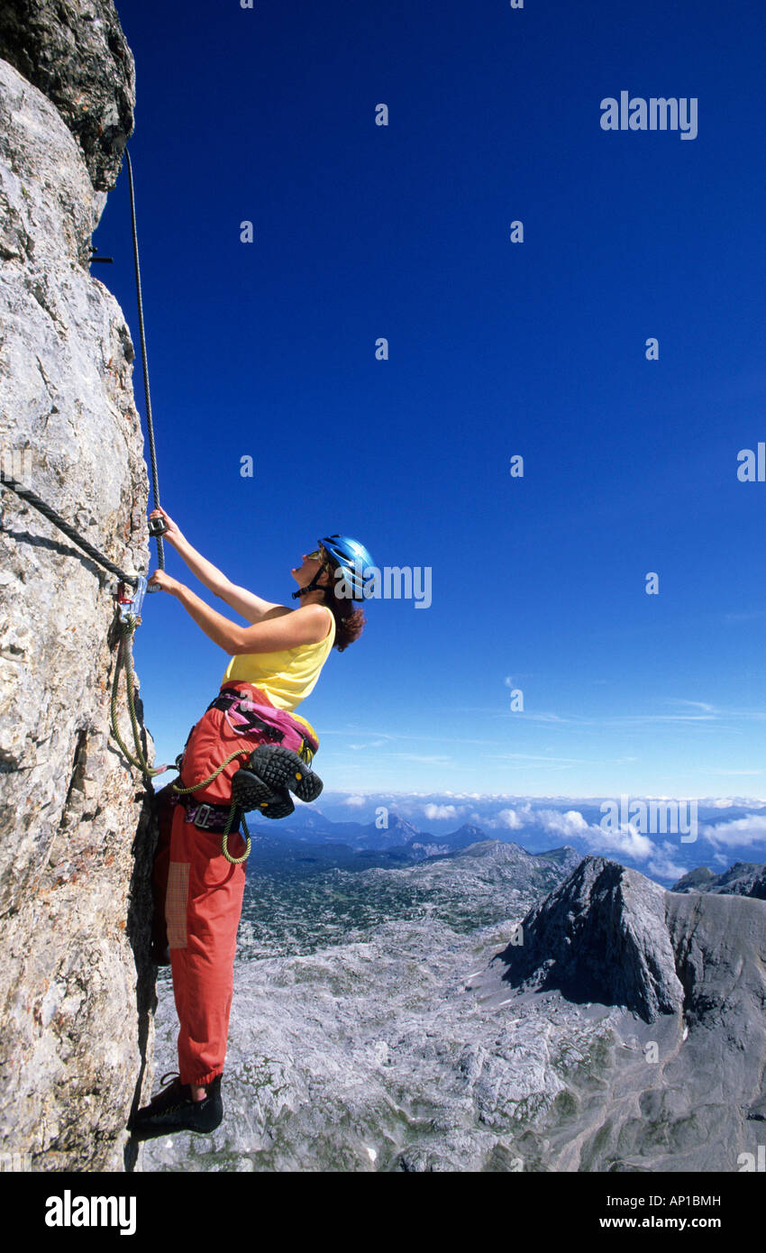 Bergsteiger auf feste Seil Route Irg, Koppenkarstein, Dachstein Palette, Steiermark, Österreich Stockfoto